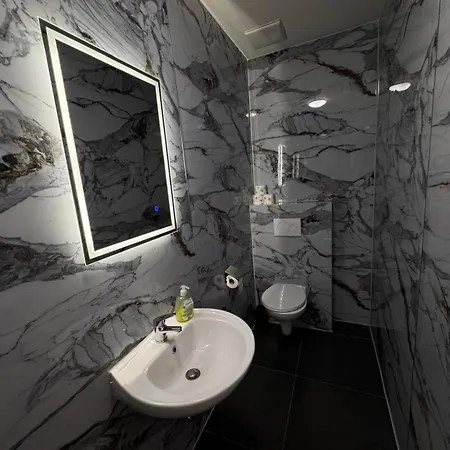 Hotelikum Zentreal Bequem 게스트하우스 3*