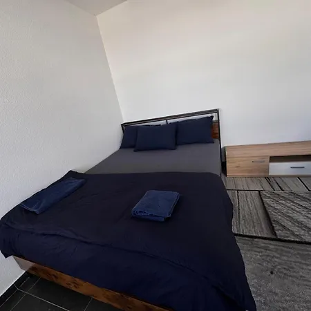 ゲストハウス Hotelikum Zentreal Bequem 3*